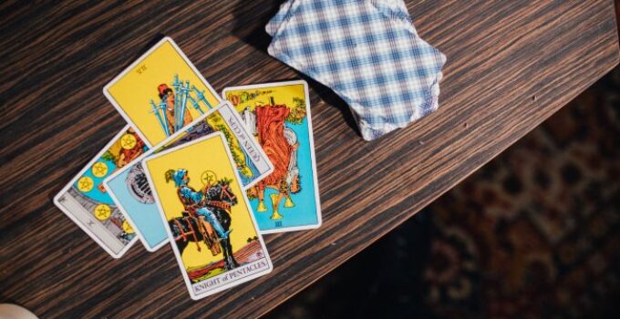 ¿Cómo cuidar y guardar las cartas del tarot?