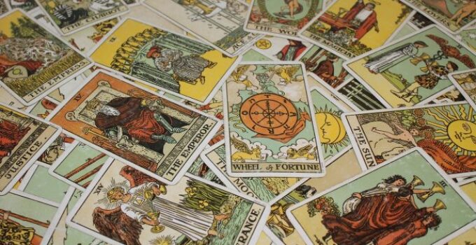 Cómo mezclar las cartas del tarot antes de una lectura